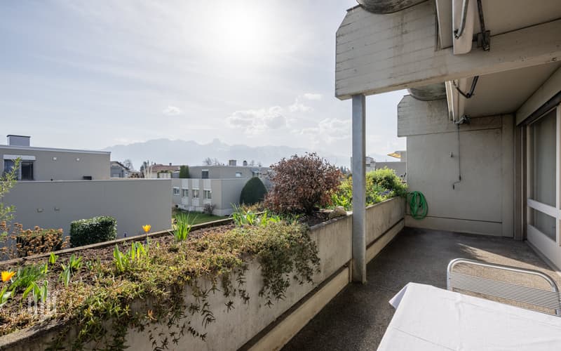 Balkon mit viel Sonne und Blick auf die Berge