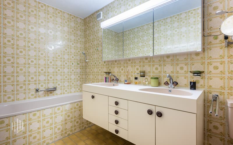 Bad mit Badewanne und WC