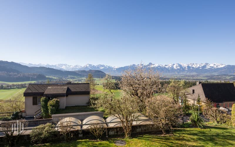 Aussicht soweit das Auge reicht auf die Bergkette