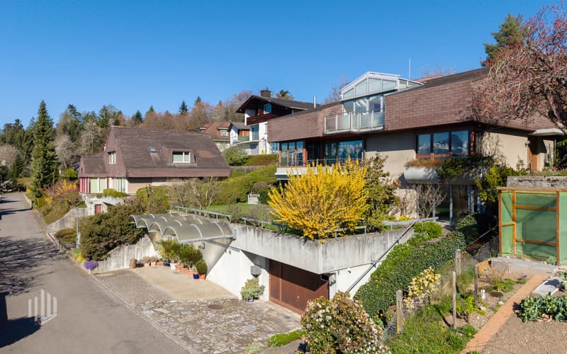 Attraktives Einfamilienhaus mit Doppelgarage und gedecktem Aussenplatz