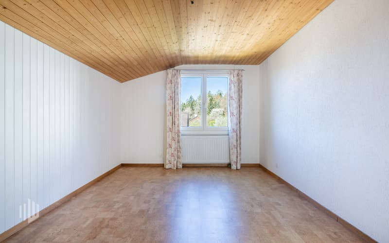 Zimmer 4 im Obergeschoss mit Zugang in den Estrich