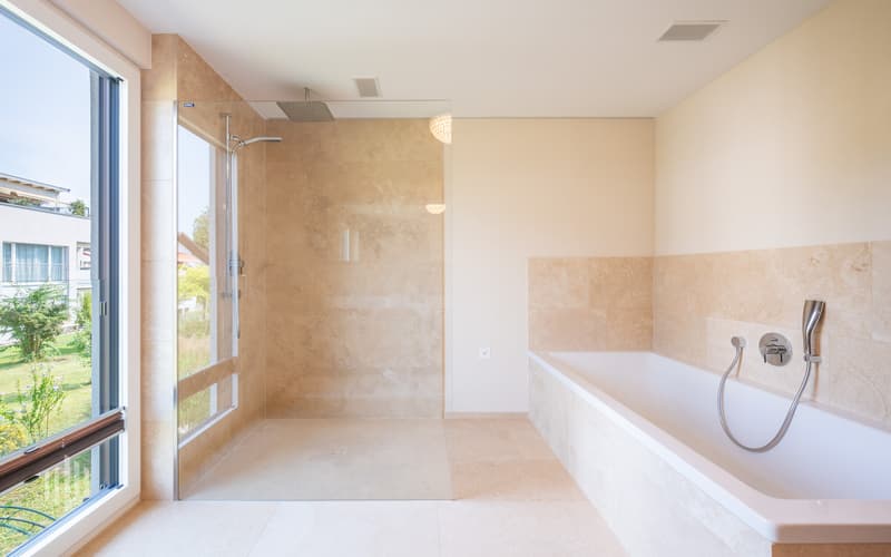 Mit Dusche und Badewanne