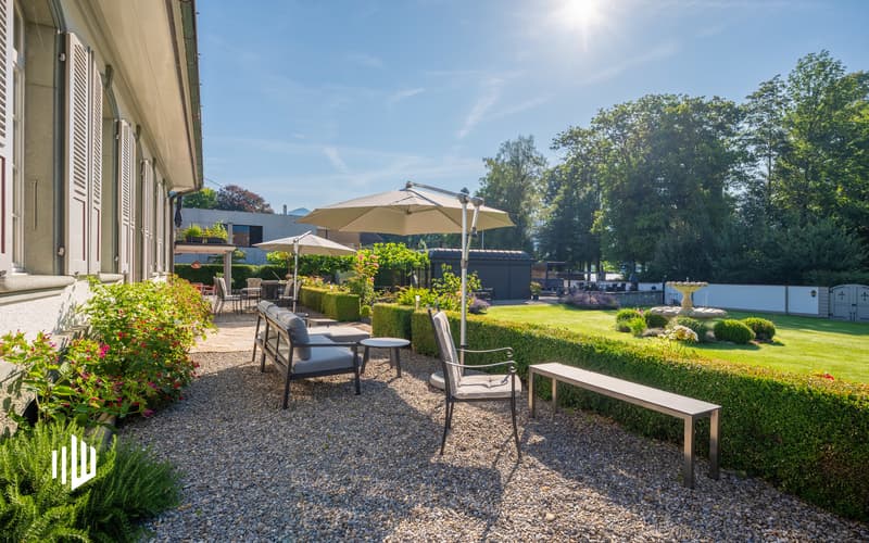 Seeseitiger Kies-Sitzplatz mit kühlender Hochdruck-Benebelungsanlage.