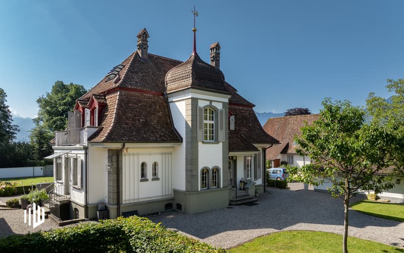 Zugang über den Kiesplatz von Norden her mit Treppenturm und welscher Haube.