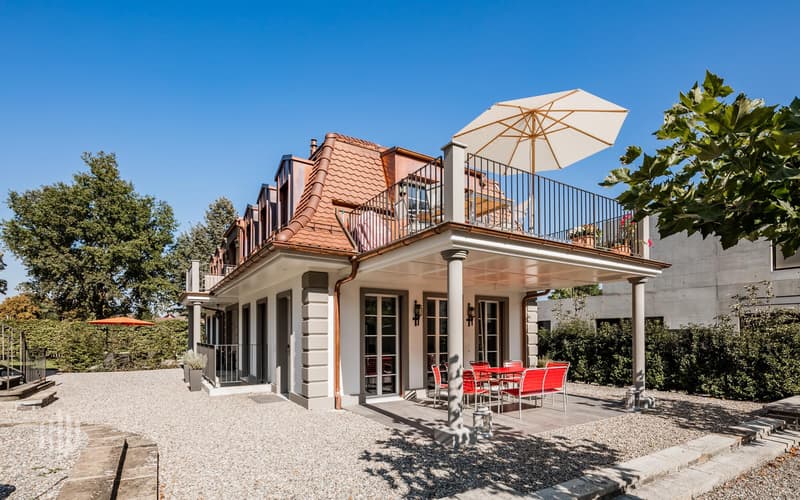 Terrasse vom Nebengebäude sowie ein gedeckter Sitzplatz