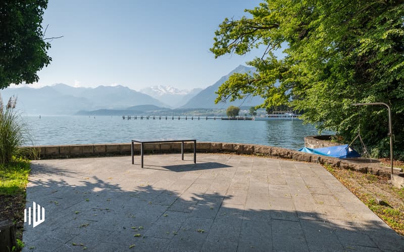Über das angemerkte private Seegrundstück gelangt man direkt ans Ufer des wunderbaren Thunersees...
