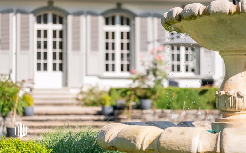 Der Springbrunnen im Park bereichert mit seinem plätschernden Wasser nicht nur den Gartenteich.