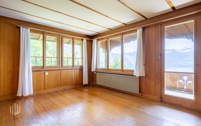 Wohn- oder Esszimmer mit Zugang auf den Balkon