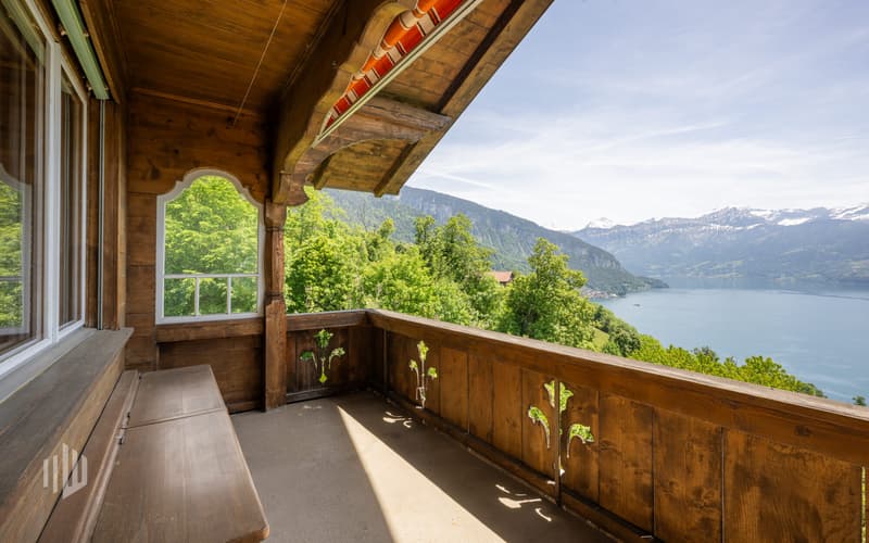 Gedeckter Balkon mit unverbaubarer Sicht auf den See und die Berge
