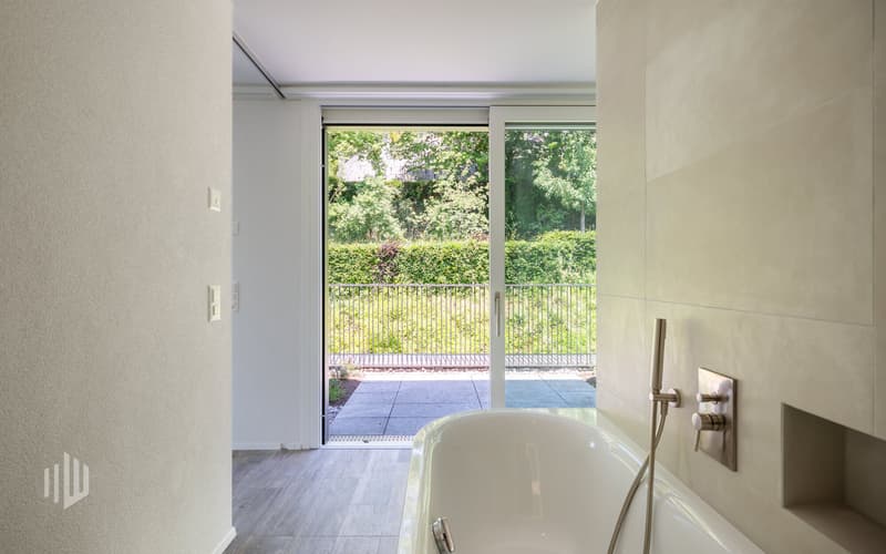 Sicht und Zugang vom Badezimmer auf die Terrasse