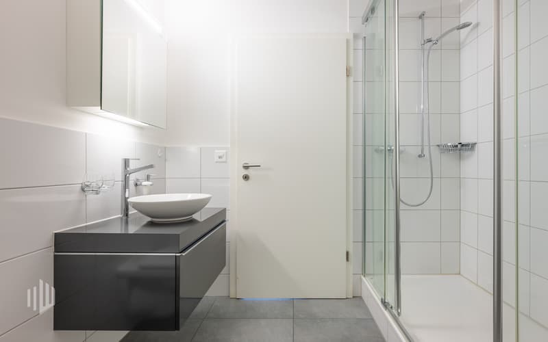 Badezimmer mit Dusche/WC