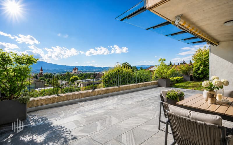 Grosszügige Terrasse mit Sicht auf die Stadt Thun, das Schloss und die Berge Niesen und Stockhorn