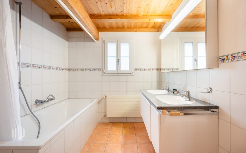 Badezimmer mit Badewanne, Doppellavabo und WC