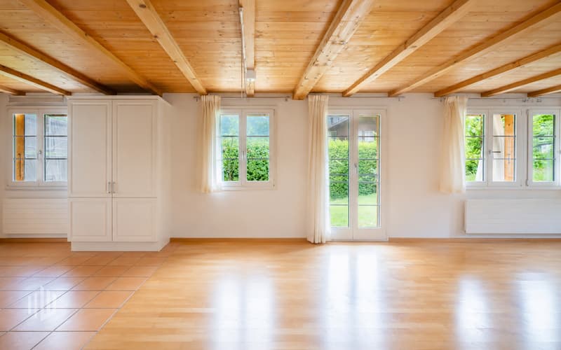 Wohnzimmer mit Zugang in den Aussenbereich