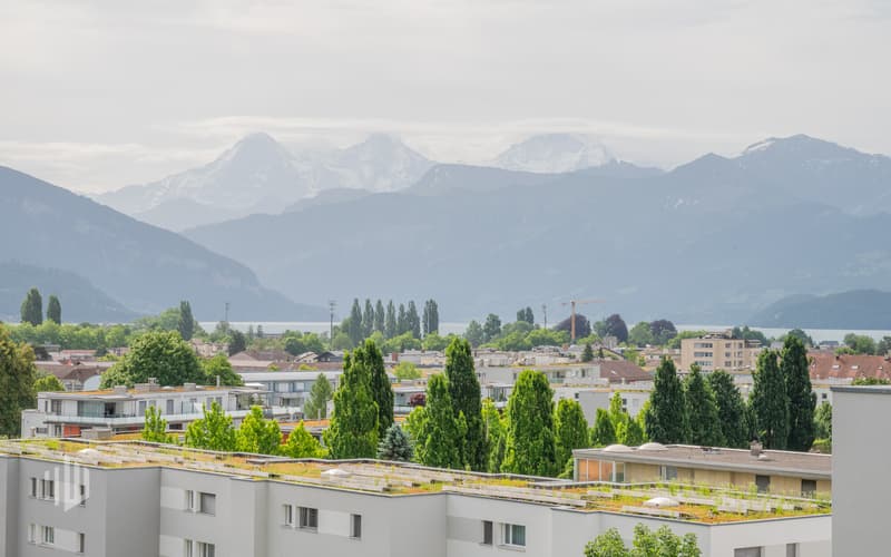 Blick aus dem 7. Stock auf die Berge und den See