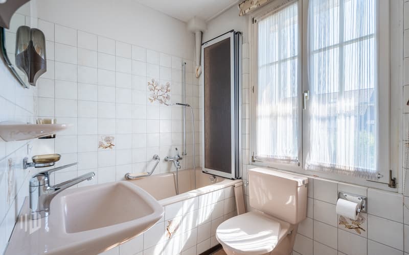 Badezimmer mit Badewanne zum Renovieren