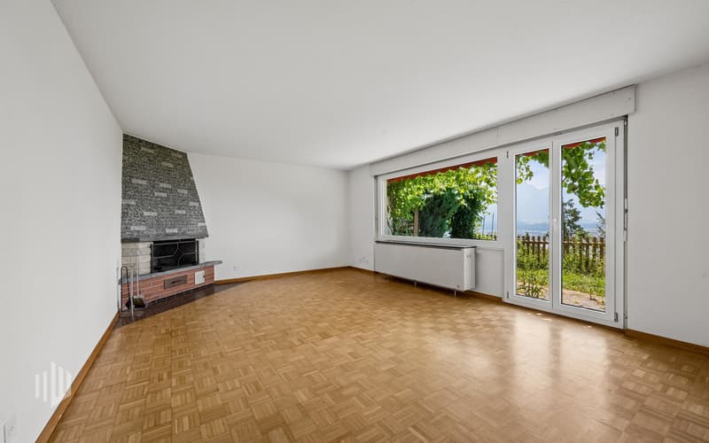 Wohnzimmer mit Cheminée und Zugang zum Aussenbereich
