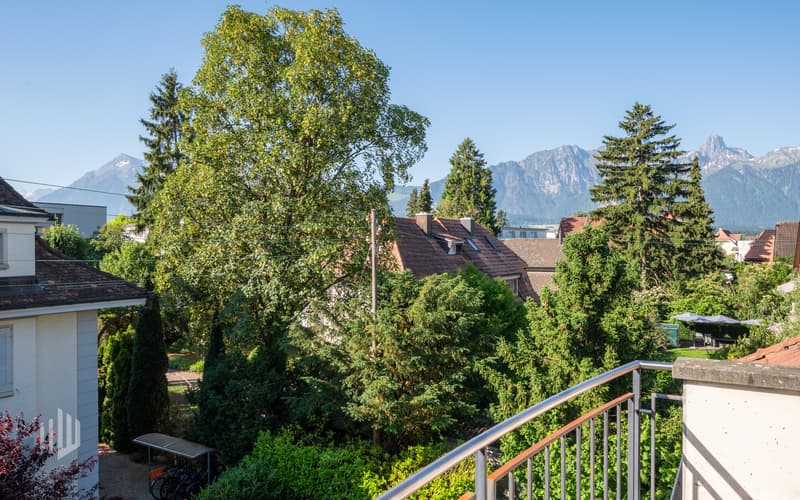 Aussicht vom Balkon auf das Stockhorn und den Niesen