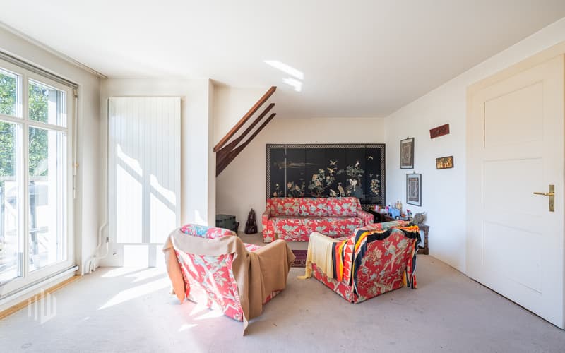 Wohnbereich mit Dachschräge, Zugang auf den Balkon