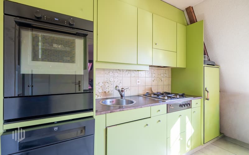 Praktische Küche mit Backofen und Geschirrspülmaschine