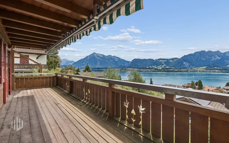 Gedeckter Balkon mit Sonnenstore