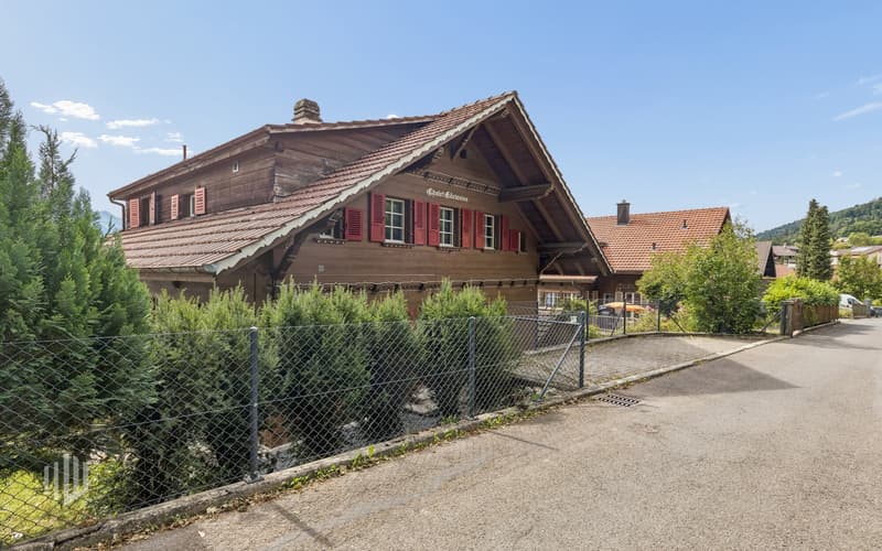 Hausansicht mit 2 Aussenparkplätzen vor dem Haus