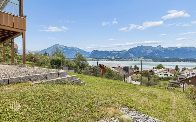 Garten/Aussenbereich mit See- und Bergsicht