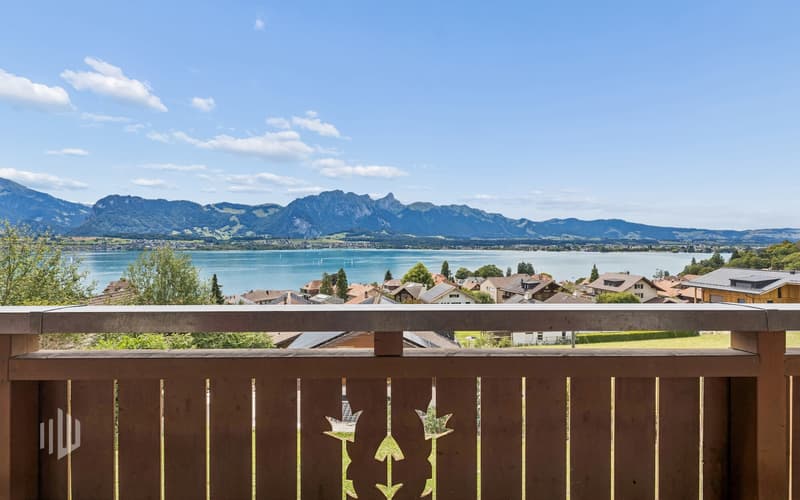 Weitsicht auf den See und die beliebte Berge