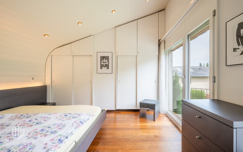 Zimmer 4 im Grundriss mit Einbauschränken, Zugang auf den Balkon....