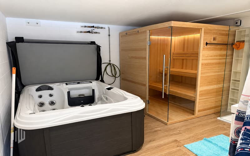 Disponibelraum mit Sauna, Whirlpool und Dusche