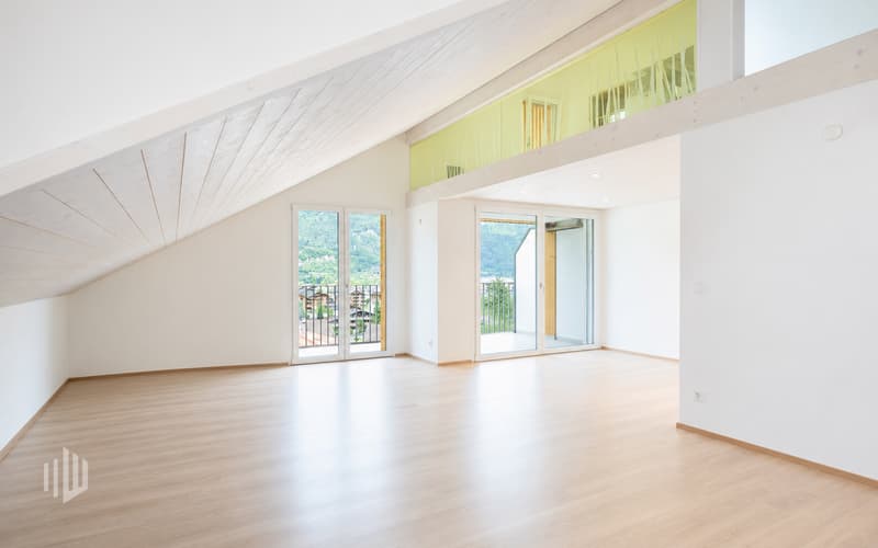 Wohnbereich mit Zugang zum Aussenbereich und der Galerie