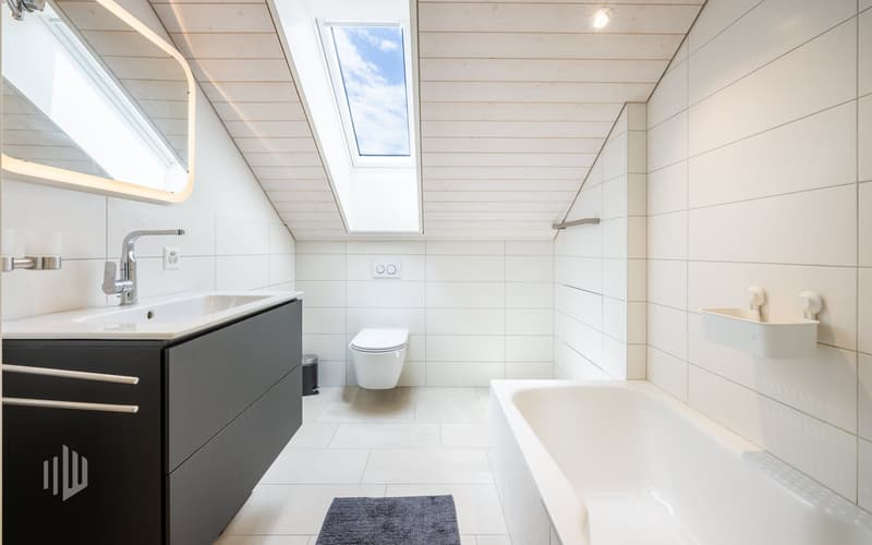 Bad mit WC und Badewanne