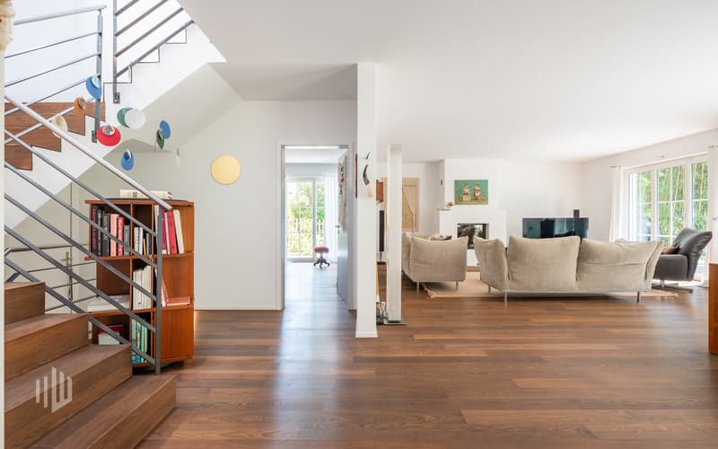 Blick in den Wohnbereich sowie ins Zimmer 1 im Erdgeschoss, links Treppe ins Obergeschoss