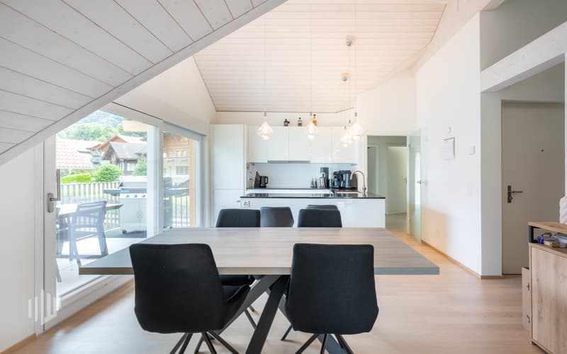 Offene Küche mit Essbereich und Zugang zum Balkon