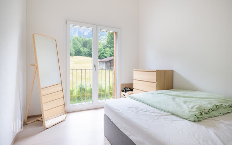 Zweites praktisches Zimmer mit grossem Fenster