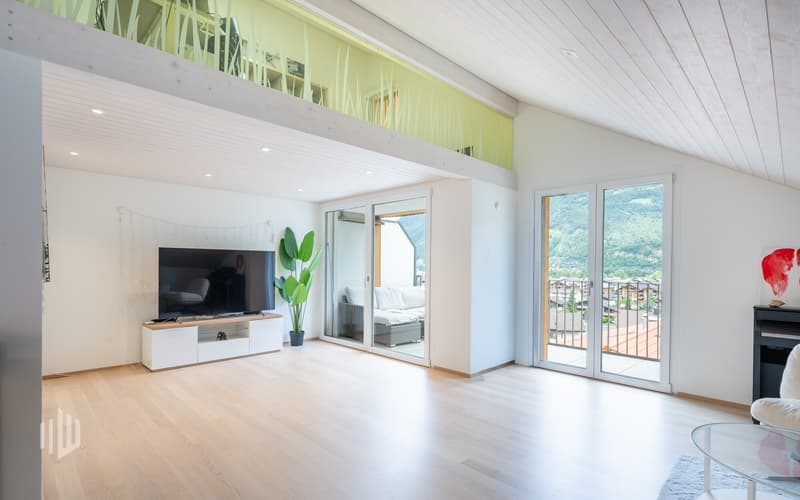 Wohnbereich mit Zugang zum zweiten Balkon
