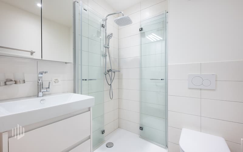 Bad mit Dusche und WC