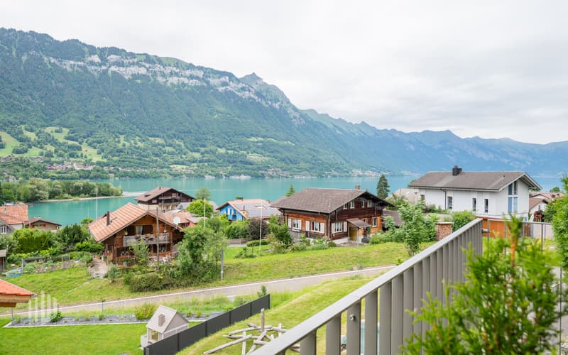 Balkon mit wunderschönem Ausblick auf den Brienzersee und die Bergkette