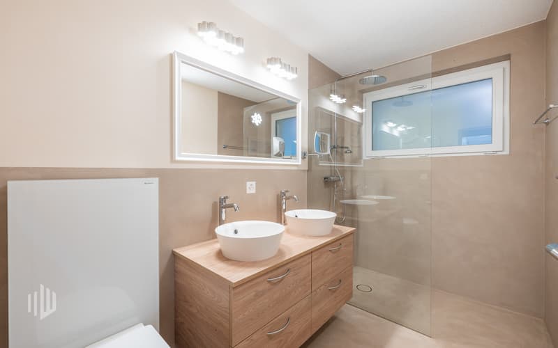 Modernes Badezimmer aus dem Jahre 2019 mit Dusche und Doppel-Lavabo