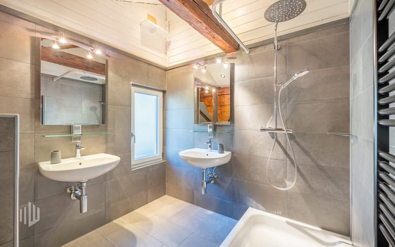Grosszügiges Badezimmer im Dachgeschoss mit Dusche, 2 Lavabos...