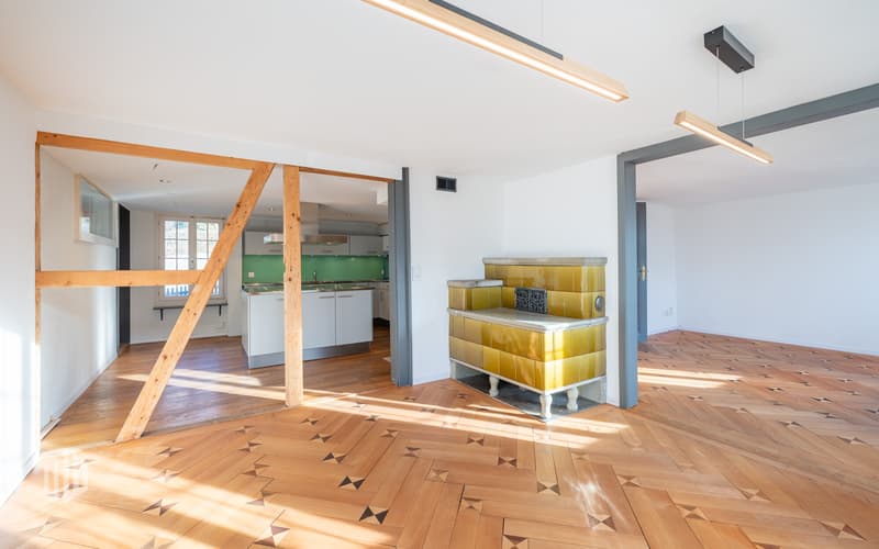 Blick vom einen Zimmer mit Sitzofen in die Küche