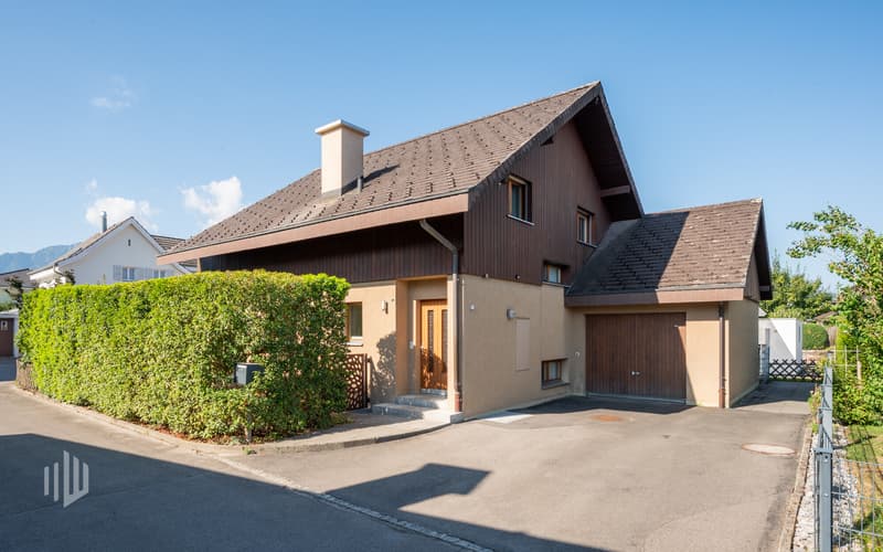 Hausansicht mit Garage und 2 Aussenparkplätzen