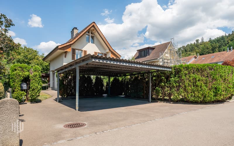 2 gedeckte Parkplätze sowie weiterer Aussenparkplatz