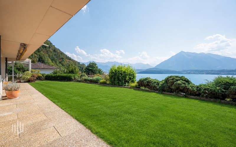 Garten, Terrasse mit unverbaubarer Sicht auf den Thunersee, Niesen, Blümlisalp und die Alpen