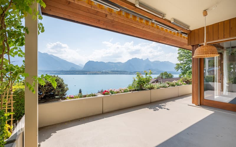 Lauschiger, gedeckter Sitzplatz im Erdgeschoss mit traumhafter Sicht