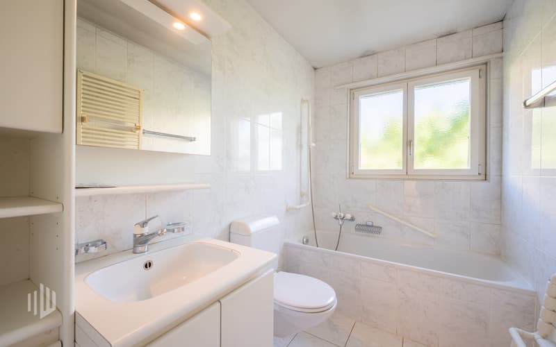 Badezimmer mit Badewanne und WC aus dem Jahr 1993