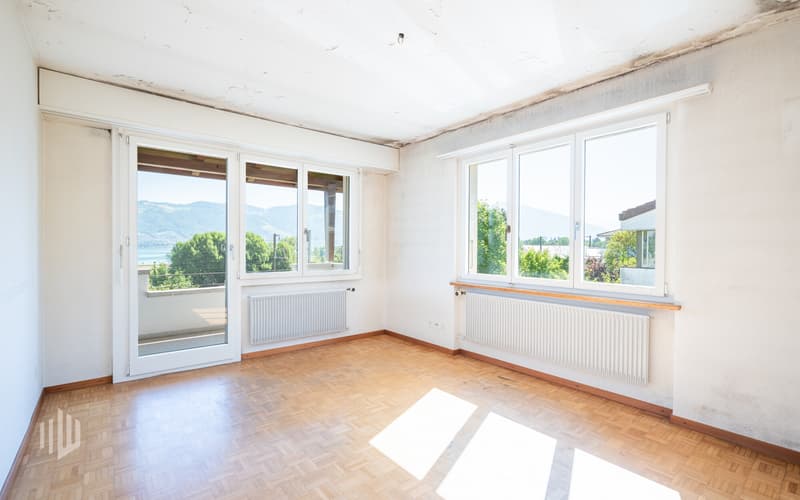 Wohnzimmer/Zimmer 2 mit Zugang auf den gedeckten Balkon
