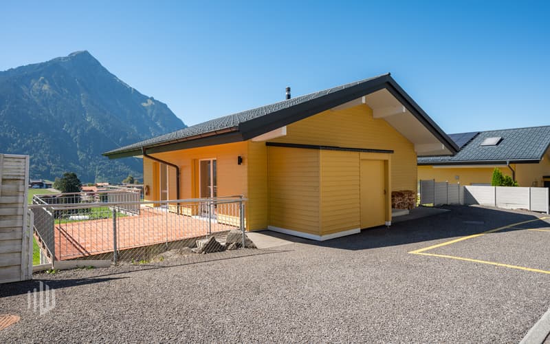 2 Parkplätze vor dem Haus sowie ein praktischer Schopf für Velos etc.