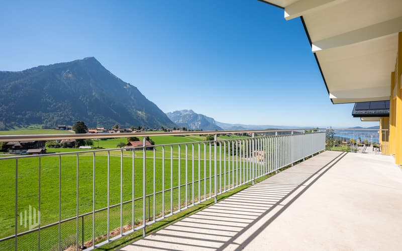 Grosszügiger Balkon mit freier Sicht auf den Niesen und den Thunersee