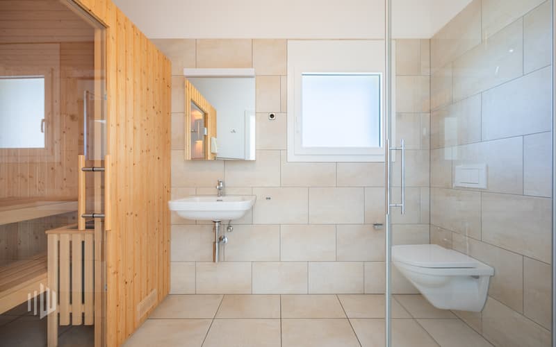 Badezimmer im Erdgeschoss mit Sauna und Dusche